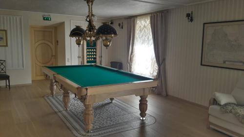 una sala de estar con una mesa de billar. en Kempings Sīļi, en Jūrkalne