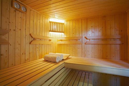 a sauna with a bench in a wooden room at Geovita Muszyna in Muszyna