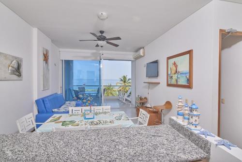 ein Wohnzimmer mit 2 Betten und einem blauen Sofa in der Unterkunft Hermoso Apartamento Frente al Mar 2 Habitaciones PAZ146 in Coveñas