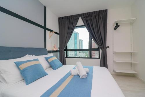 - une chambre avec un grand lit et une grande fenêtre dans l'établissement Suasana Residence by Nest Home, à Johor Bahru