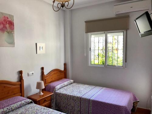 سرير أو أسرّة في غرفة في Apartamento Triana l Bolonia, Tarifa