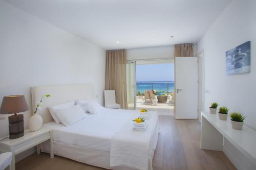 プロタラスにあるCentral Protaras Seaview Villa Zinniaの白いベッドルーム(ベッド付)が備わります。