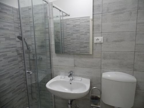 a bathroom with a sink, toilet, and bathtub at Appartamenti del Dose in Venice