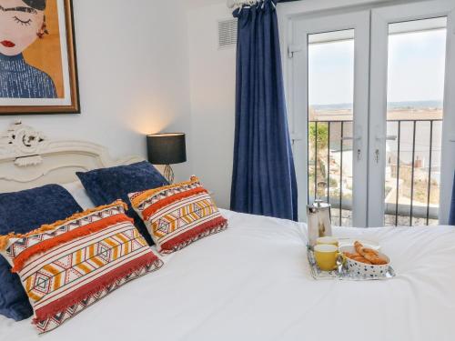 ビデフォードにあるThe Light Houseの白いベッド(一皿の上に一皿の食べ物が入ったもの)