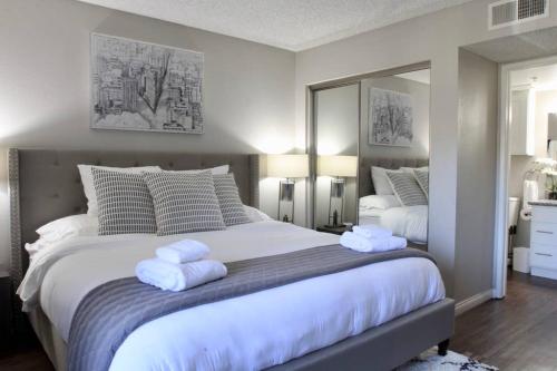 una camera da letto con un grande letto con due asciugamani di Free Parking - CHOC and St Joseph's Hospital Adjacent - 1 bedroom Apartment a Santa Ana