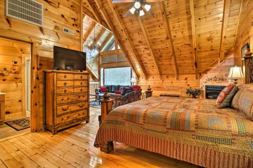Un ou plusieurs lits dans un hébergement de l'établissement Smoky Mountain Cabin about 5 Mi to Pigeon Forge