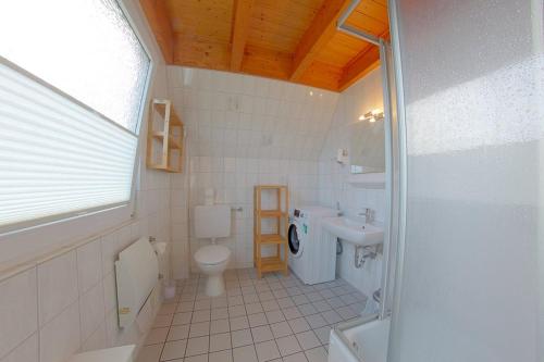 ドルム・ノイフェルトにあるFerienhaus Vogel - Dorum Neufeld - Nordseeのバスルーム(トイレ、洗面台付)