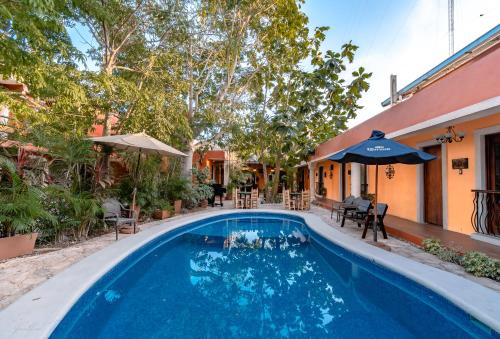 The swimming pool at or close to El Zaguán Colonial by GuruHotel