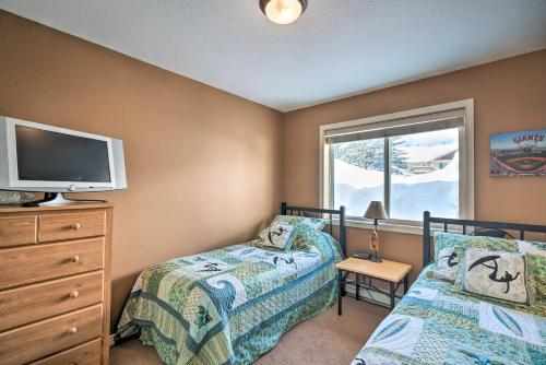 una camera da letto con due letti, una tv e una finestra di Charming Big Sky Ski Nook Less Than 1 Mile to Ski Resort! a Big Sky