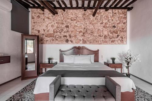 A bed or beds in a room at Hotel Colonial Zaci by GuruHotel