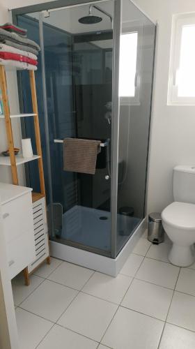 La salle de bains est pourvue d'une douche en verre et de toilettes. dans l'établissement BOTOÙ KOAD, maison 2 ÉTOILES, WIFI gratuite, la MER, boulangerie, marché quotidien à 100 pas, à Douarnenez