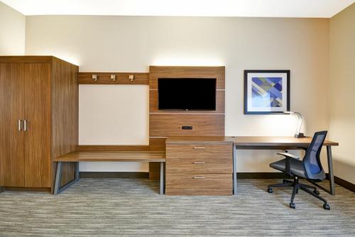 TV a/nebo společenská místnost v ubytování Holiday Inn Express - Evansville by IHG