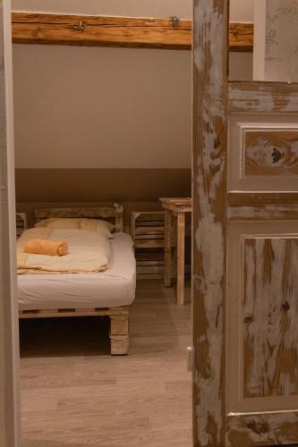 a bedroom with a bunk bed in a room at Agroturystyka Nad Jeziorem-Osada Indiańska in Czchów