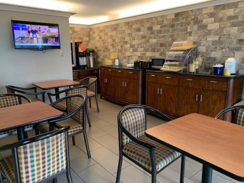a dining room with tables and chairs in a restaurant at Days Inn by Wyndham Jonesboro AR in Jonesboro
