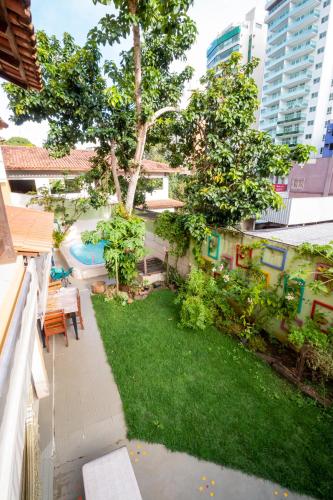 an aerial view of a backyard with a garden at A Casa Morro do Moreno in Vila Velha