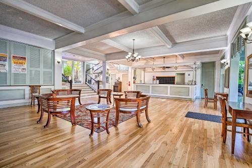 a dining room with a table and chairs at KoNA ISLANDER INN CONDOS in Kailua-Kona