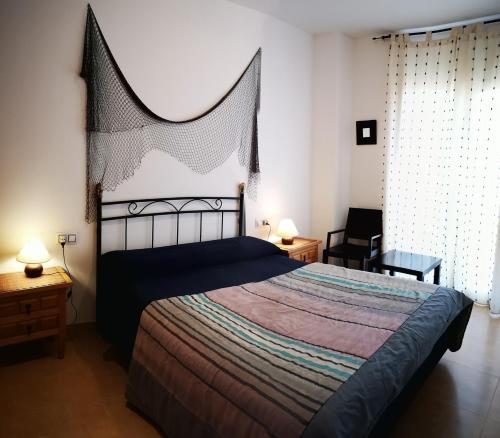 a bedroom with a large bed in a room at Relajante casa Climatizada Parking privado y Cerca del Mar in Miami Platja