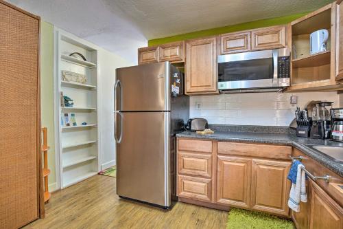 Кухня или мини-кухня в CLOSEST To IRONMAN START - ISLANDER INN CONDOS

