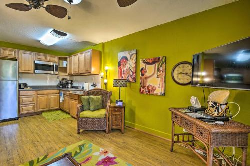 Кухня или мини-кухня в CLOSEST To IRONMAN START - ISLANDER INN CONDOS
