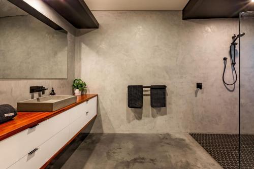 La salle de bains est pourvue d'un lavabo et d'une douche. dans l'établissement Diamante, à Dunsborough