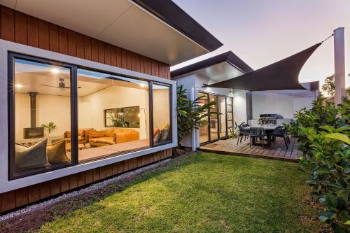 una vista exterior de una casa con una gran ventana en Diamante, en Dunsborough