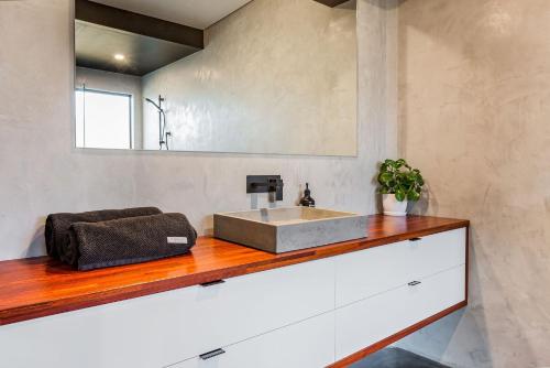 un baño con lavabo y espejo en Diamante, en Dunsborough