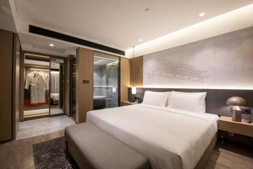 Tempat tidur dalam kamar di Novotel Xi'an The Bell Tower