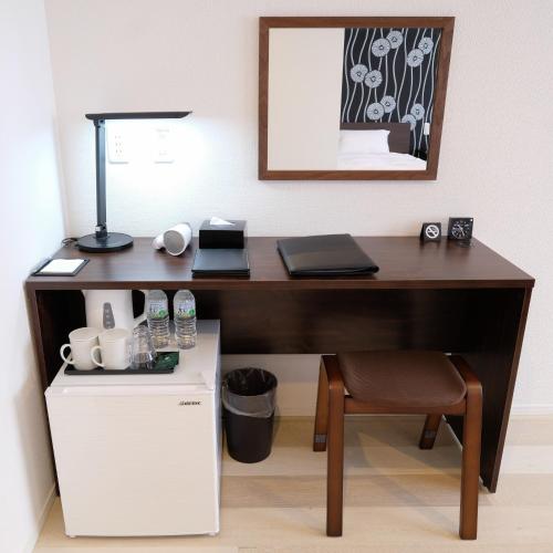 een bureau met een laptop en een stoel bij Cozy Inn OTARU in Otaru