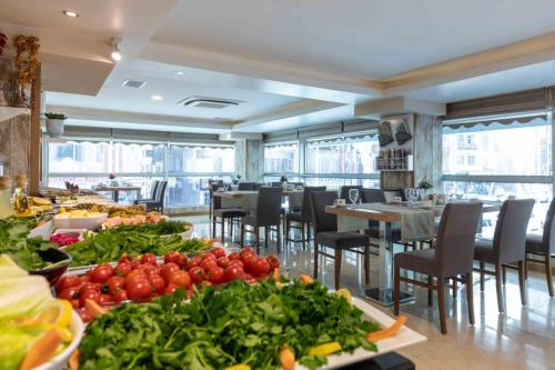 a restaurant with a bunch of vegetables on a table at Dies Hotel in Diyarbakır