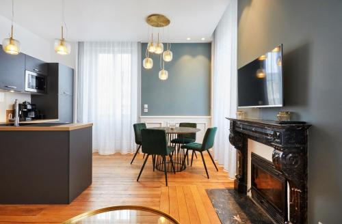 a kitchen and living room with a table and chairs at Résidence Colonel in Laval