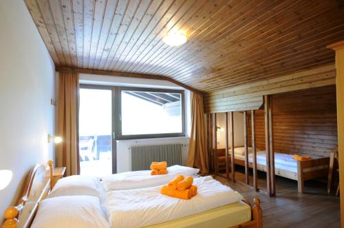 een slaapkamer met twee bedden met teddyberen erop bij Appartments Kameriot in Braies
