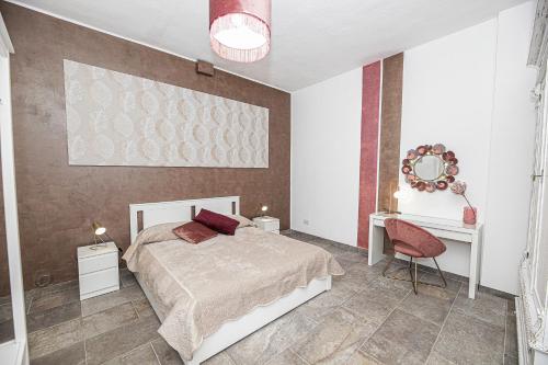 sypialnia z łóżkiem, stołem i lustrem w obiekcie Casa Raffadali, in centro storico a Palermo w mieście Palermo