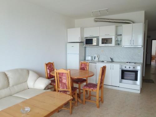 cocina y sala de estar con mesa y sillas en Dom-El Real Apartments in Sea View Complex, en Sveti Vlas