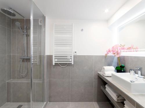une salle de bain avec douche et lavabo dans l'établissement LivinParis - Luxury 4 Bedrooms Le Louvre I, à Paris