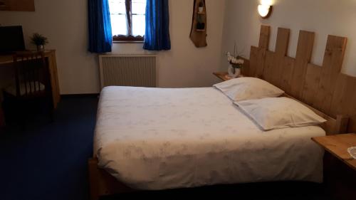 1 dormitorio con cama y ventana en Maison d'Hôtes Douce Nuit, en Obermodern