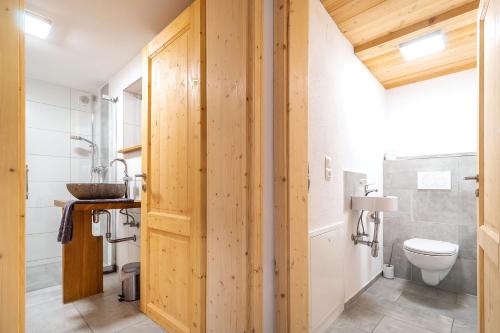 Bathroom sa Alpen-Hostel - Apartment Talstation mit Motorradvermietung