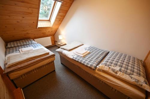 מיטה או מיטות בחדר ב-Chalupa pod Libínem
