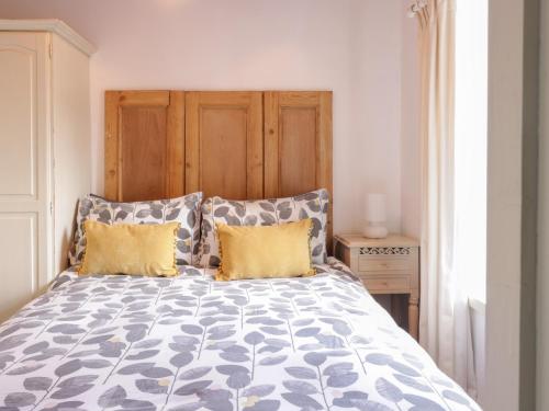 ein Schlafzimmer mit einem großen Bett mit Kissen in der Unterkunft Sweetpea Cottage in Wiston