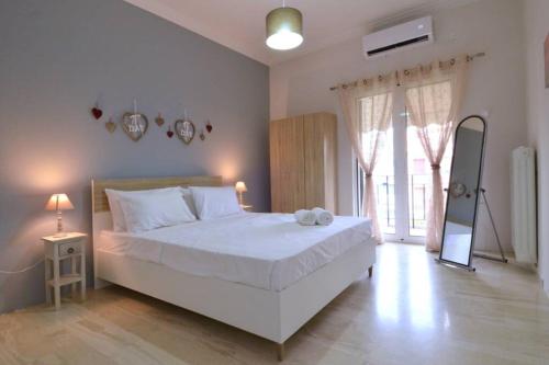 Ένα ή περισσότερα κρεβάτια σε δωμάτιο στο Plaka, Apartment in the old historical neighborhood of Athens