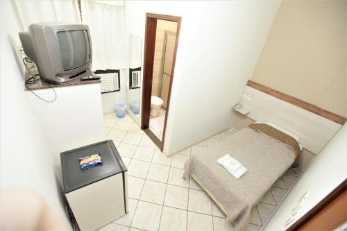 an overhead view of a bathroom with a tv at Hotel Pouso Novo in Matão
