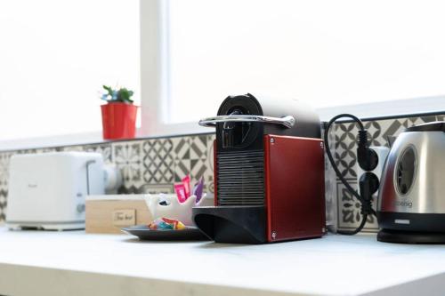 Un grille-pain est installé sur un comptoir dans la cuisine. dans l'établissement Nuit romantique avec Jacuzzi SPA privatif proche TOULOUSE, à Auterive