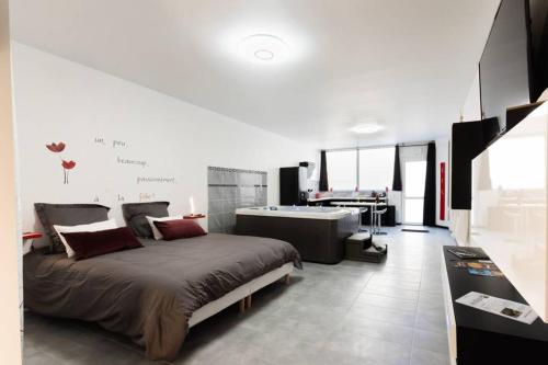 AuteriveにあるNuit romantique avec Jacuzzi SPA privatif proche TOULOUSEのベッドルーム1室(ベッド1台付)、