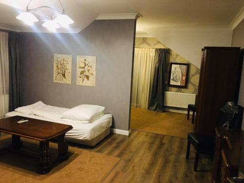 um pequeno quarto com uma cama e uma mesa em Hostel LaGoya z Restauracją em Nielisz