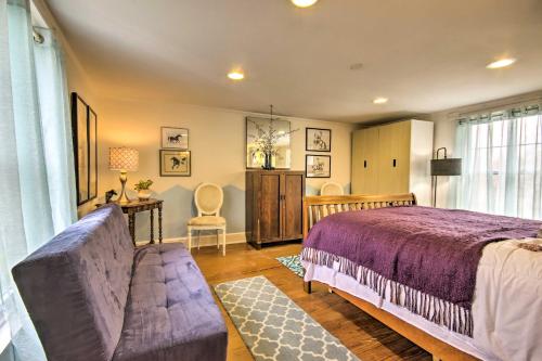 um quarto com uma cama, um sofá e uma mesa em Historic Farmhouse with Chefs Kitchen Near Wineries em Gordonsville