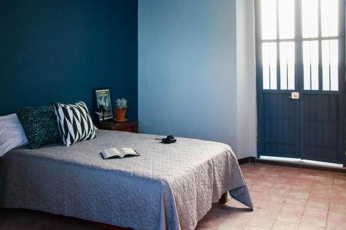 Un dormitorio con una cama con dos libros. en Casa Arrayan, en Guadalajara