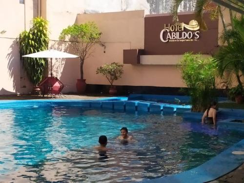 people in the swimming pool at the hotel calidas at Hotel Cabildos in Tapachula