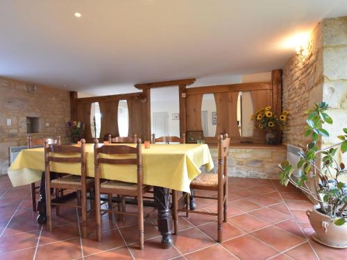 une cuisine et une salle à manger avec une table et des chaises dans l'établissement Holiday Home in Saint-Pompont with Pool, à Saint-Pompont