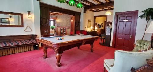 Billiards table sa Saravilla Bed & Breakfast