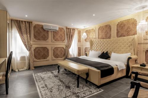Villa Monument Hotel في لاغوس: غرفة نوم مع سرير مزدوج كبير في غرفة