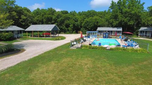 Foto da galeria de Bird's Nest Resort em Put-in-Bay